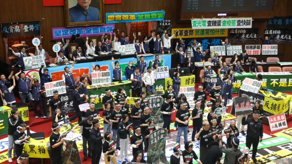 Parlemen Taiwan Memperluas Kekuasaan dalam Tengah Protes Bela Demokrasi