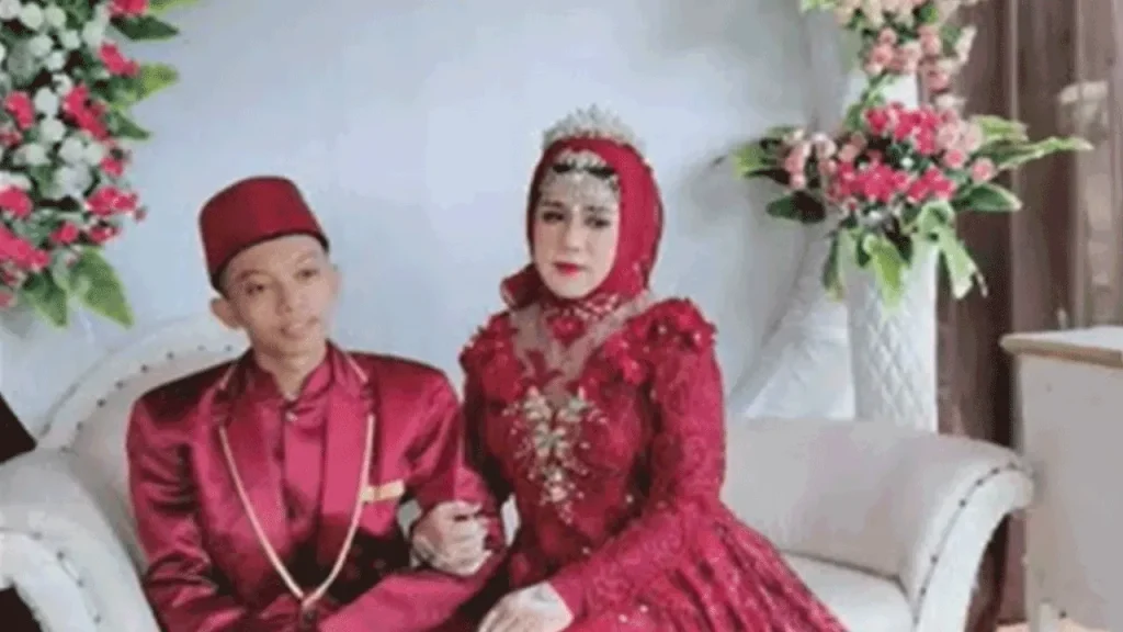 Seorang pria muda di Desa Wangunjaya, Cianjur Selatan, Cianjur, Jawa Barat, baru-baru ini menjadi viral karena tertipu setelah menikahi wanita pujaan hatinya yang ternyata adalah seorang pria